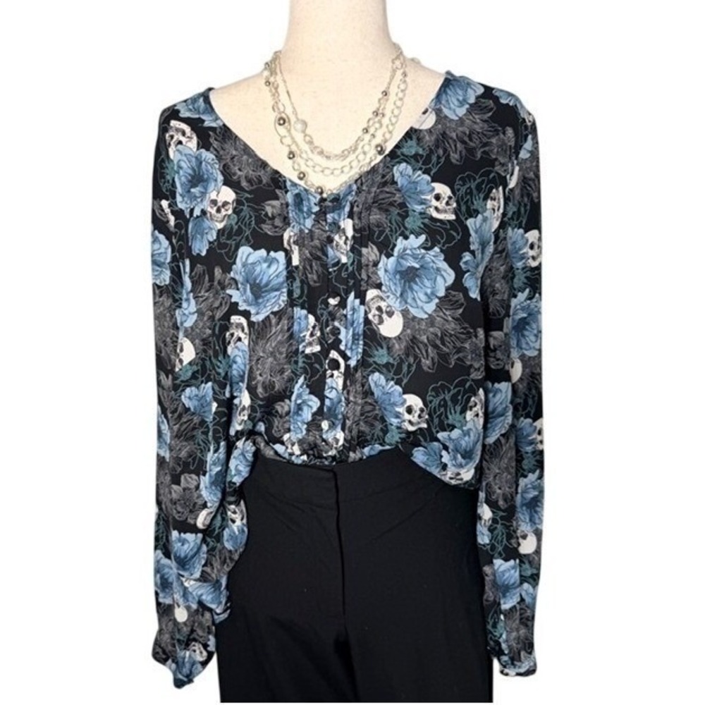 Torrid Blouse Size 1 (14-16)‎ Black and Blue Skull Top